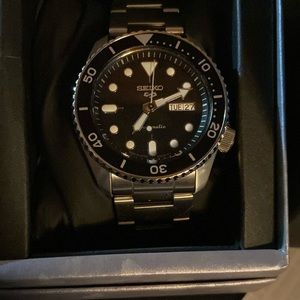 Men’s Seiko M-8 mechanical watch.  Box, all original paperwork, warranty card